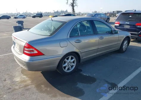 2003 Mercedes-Benz C 240 из США, поврежденный, VIN WDBRF61J73F436148